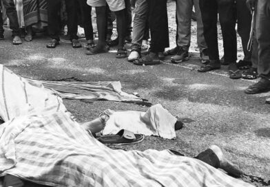 रामगढ़ में बेकाबू रफ्तार का कहर: टायर मोड़ पर बस ने दो युवकों को रौंदा, शव सड़क पर रख घंटों हंगामा