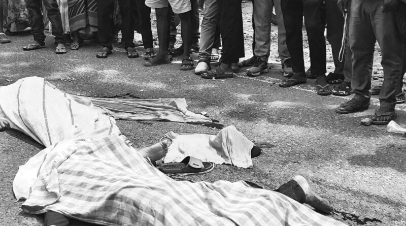 रामगढ़ में बेकाबू रफ्तार का कहर: टायर मोड़ पर बस ने दो युवकों को रौंदा, शव सड़क पर रख घंटों हंगामा