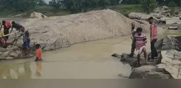 दो दिन से लापता महिला का कोयल नदी में मिला शव, ड्रोन से खोजबीन के बाद पत्थरों के बीच दिखी लाश
