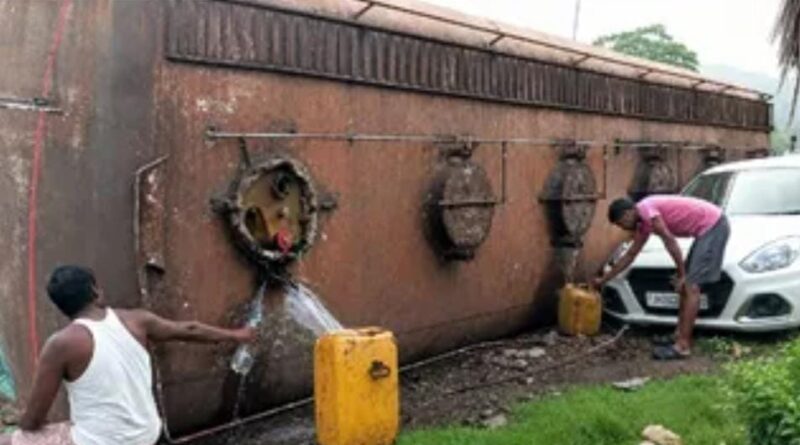 एथेनॉल टैंकर पलटा तो मची अफरातफरी, खतरे से बेखौफ बाल्टी-गैलन लेकर दौड़े लोग