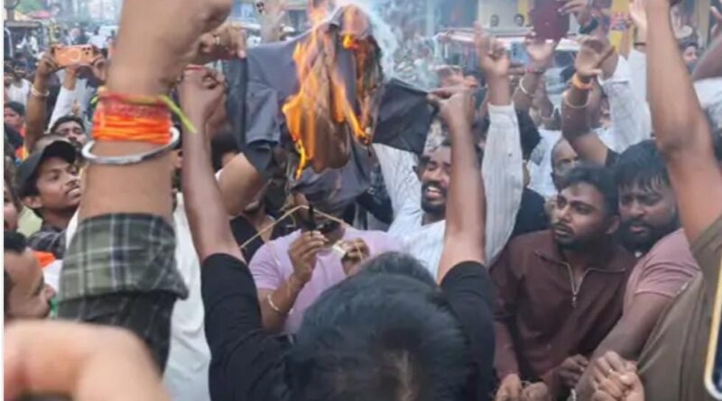 छात्रों से मारपीट के विरोध में प्रदर्शन, पुतला दहन को लेकर पुलिस-भाजपा कार्यकर्ताओं में टकराव