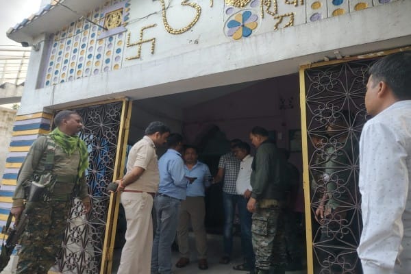 चतरा में कंपनी कार्यालय पर दिनदहाड़े ताबड़तोड़ फायरिंग, 20 राउंड गोलियों से दहला कोयलांचल; सुरक्षा गार्ड घायल, पर्चा छोड़ राहुल दुबे गैंग ने ली जिम्मेदारी