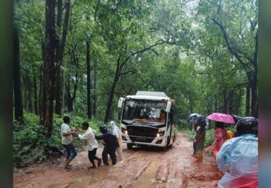 बालाजी बस तीसरी बार दलदल में फंसी, बेतला-गारू मार्ग पर घंटों थमा रहा आवागमन