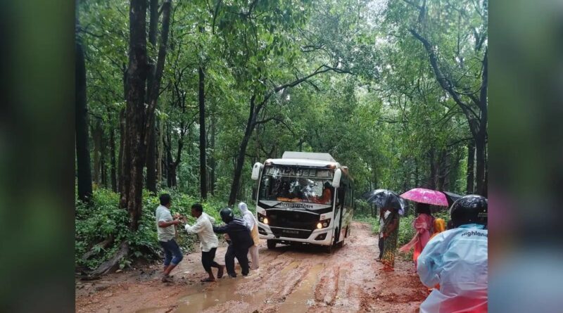 बालाजी बस तीसरी बार दलदल में फंसी, बेतला-गारू मार्ग पर घंटों थमा रहा आवागमन