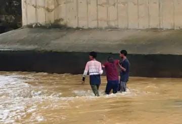 पारिवारिक विवाद के बाद नदी में कूदी नाबालिग, तेज बहाव के बीच पत्थर पर बैठी रही; डैम का गेट बंद कर कराया गया रेस्क्यू