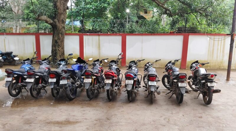 राँची पुलिस की बड़ी कार्रवाई: बाइक चोर गिरोह के 8 सदस्य गिरफ्तार, 10 चोरी की मोटरसाइकिल बरामद राँची पुलिस की बड़ी कार्रवाई: बाइक चोर गिरोह के 8 सदस्य गिरफ्तार, 10 चोरी की मोटरसाइकिल बरामद