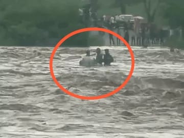 उफनती गेरुआ नदी में फंसी तीन जिंदगियां, दो युवकों ने तैरकर बचाई जान; एक को ग्रामीणों ने सुरक्षित निकाला