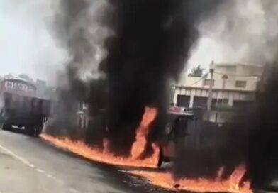 चलते ट्रक में अचानक लगी भीषण आग, चालक ने कूदकर बचाई जान; पीछे आ रहा पिकअप भी चपेट में आया
