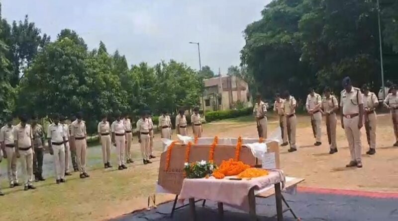 जामताड़ा: गार्ड ऑफ ऑनर के साथ DSP प्रमोद कुमार सिंह को अंतिम विदाई, पुलिस महकमे में शोक की लहर