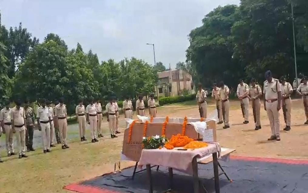 जामताड़ा: गार्ड ऑफ ऑनर के साथ DSP प्रमोद कुमार सिंह को अंतिम विदाई, पुलिस महकमे में शोक की लहर