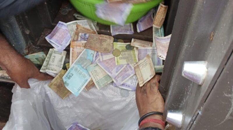 बाबा बैद्यनाथ मंदिर के दानपात्रों में भक्तों ने चढ़ाए 13.56 लाख रुपये, नेपाली से ऑस्ट्रेलियाई करेंसी तक मिली