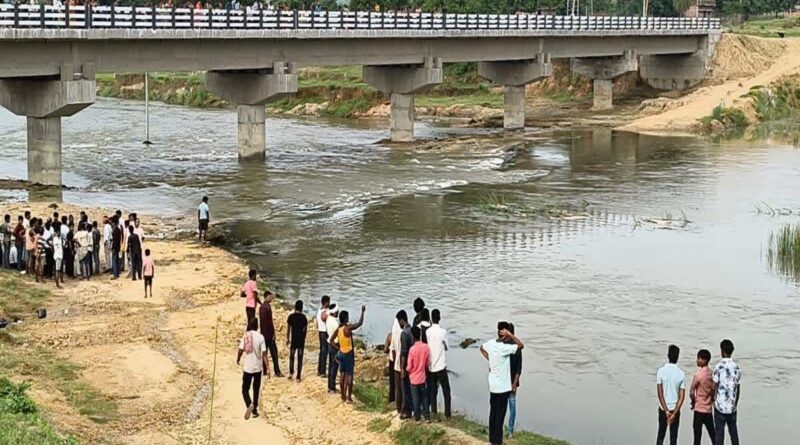 पिकनिक की खुशियां मातम में बदलीं: बटाने नदी में उतरे तीन दोस्त, एक की मौत, दूसरा अब भी लापता