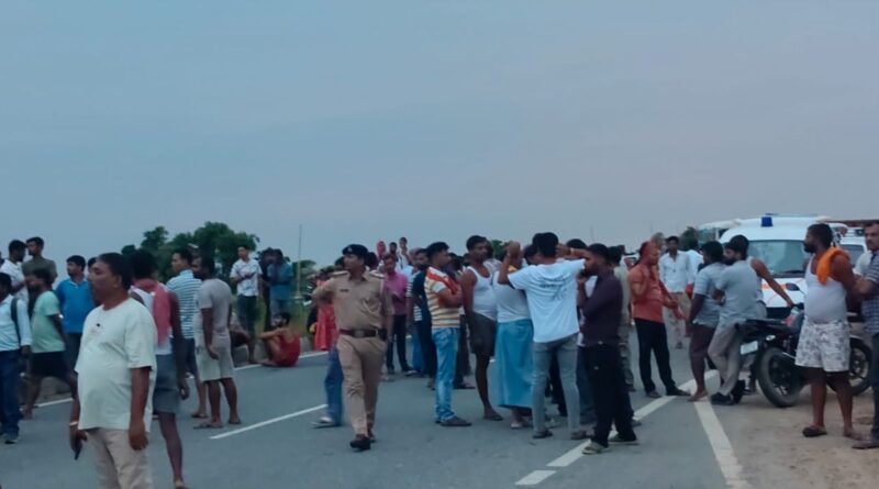 एक साथ चार दोस्तों की मौत से मचा हड़कंप, पार्टी के बाद अचानक बिगड़ी तबीयत…सड़क पर बवाल
