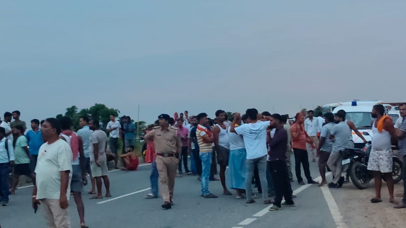 एक साथ चार दोस्तों की मौत से मचा हड़कंप, पार्टी के बाद अचानक बिगड़ी तबीयत...सड़क पर बवाल
