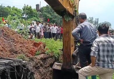 जोरदार धमाके के साथ धंसी जमीन, 30 फीट गहरे गोफ में गिरी भैंस; 4 घंटे के रेस्क्यू के बाद निकाला गया बाहर