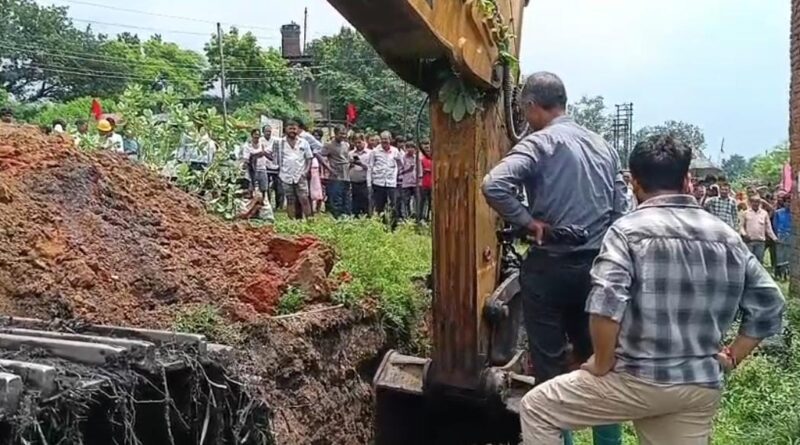 जोरदार धमाके के साथ धंसी जमीन, 30 फीट गहरे गोफ में गिरी भैंस; 4 घंटे के रेस्क्यू के बाद निकाला गया बाहर