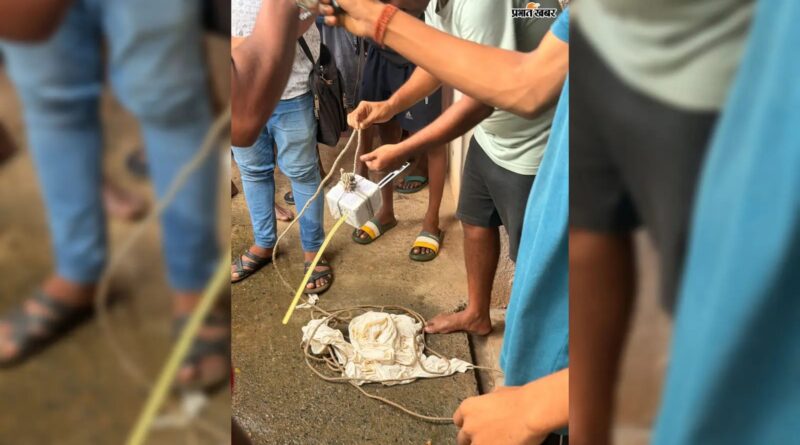 आसमान से पैराशूट के साथ उतरी रहस्यमयी मशीन, गांव में मचा हड़कंप; पुलिस ने कब्जे में लिया तो खुला राज