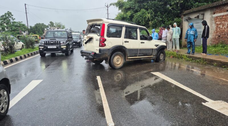 डिवाइडर से टकराकर दूसरी लेन में पहुंची स्कार्पियो, सामने से आ रहे ऑटो को मारी टक्कर; कई घायल, दो की हालत गंभीर