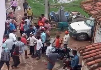 मुनादी कराने निकले छड़ीदार पर हमला, मुखिया-पुत्र पर मारपीट का आरोप; आक्रोशित ग्रामीणों ने घेरा घर
