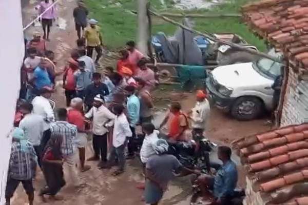मुनादी कराने निकले छड़ीदार पर हमला, मुखिया-पुत्र पर मारपीट का आरोप; आक्रोशित ग्रामीणों ने घेरा घर