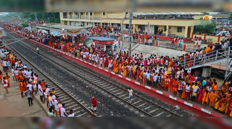 हंसडीहा स्टेशन पर डाकबमों का सैलाब, इंजन तक पहुंची भीड़; 40 मिनट थमी एलटीटी सुपरफास्ट