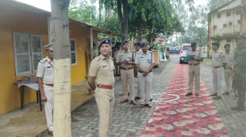 लातेहार एसपी का बालूमाथ अंचल कार्यालय में औचक निरीक्षण, लंबित मामलों के त्वरित निष्पादन का दिया निर्देश-