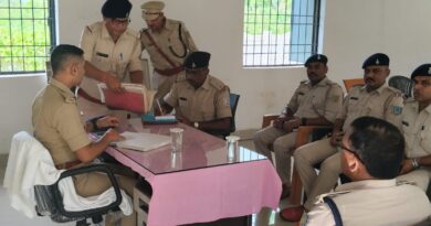 लातेहार एसपी का बरवाडीह अंचल कार्यालय में औचक निरीक्षण, लंबित मामलों पर जताई गंभीरता; रिकॉर्ड दुरुस्त रखने के निर्देश