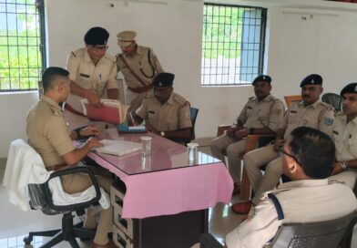 लातेहार एसपी का बरवाडीह अंचल कार्यालय में औचक निरीक्षण, लंबित मामलों पर जताई गंभीरता; रिकॉर्ड दुरुस्त रखने के निर्देश
