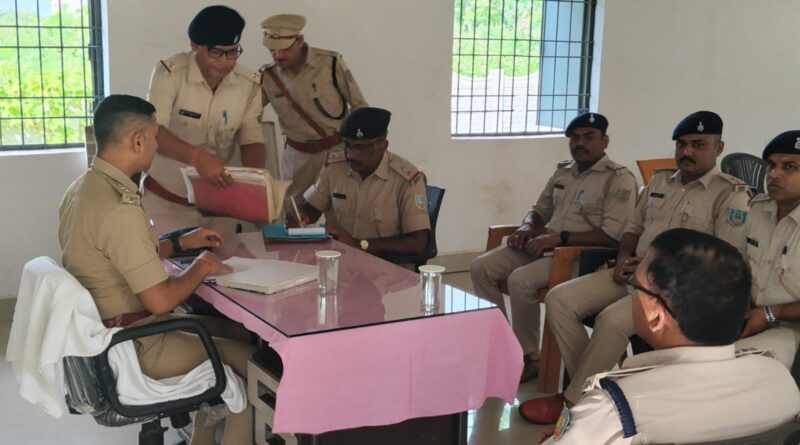 लातेहार एसपी का बरवाडीह अंचल कार्यालय में औचक निरीक्षण, लंबित मामलों पर जताई गंभीरता; रिकॉर्ड दुरुस्त रखने के निर्देश