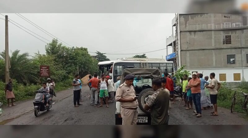 पाकुड़: आमने-सामने भिड़े बस और ट्रक, बस चालक का पैर टूटा; दो यात्री भी घायल