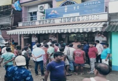 पाकुड़ में ज्वेलरी दुकान में दिनदहाड़े लाखों की लूट, वारदात के बाद बाजार में मचा हड़कंप
