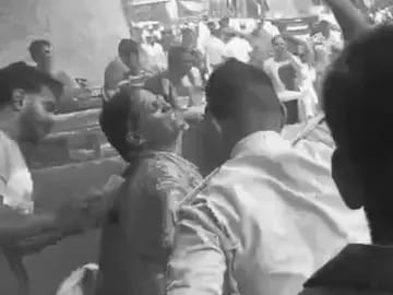 कोर्ट के आदेश पर कब्जे की कार्रवाई, पेट्रोल-माचिस ने मचाया कोहराम;आग में घिरी महिला, बचाने दौड़े एएसआई और बेटा भी झुलसे…