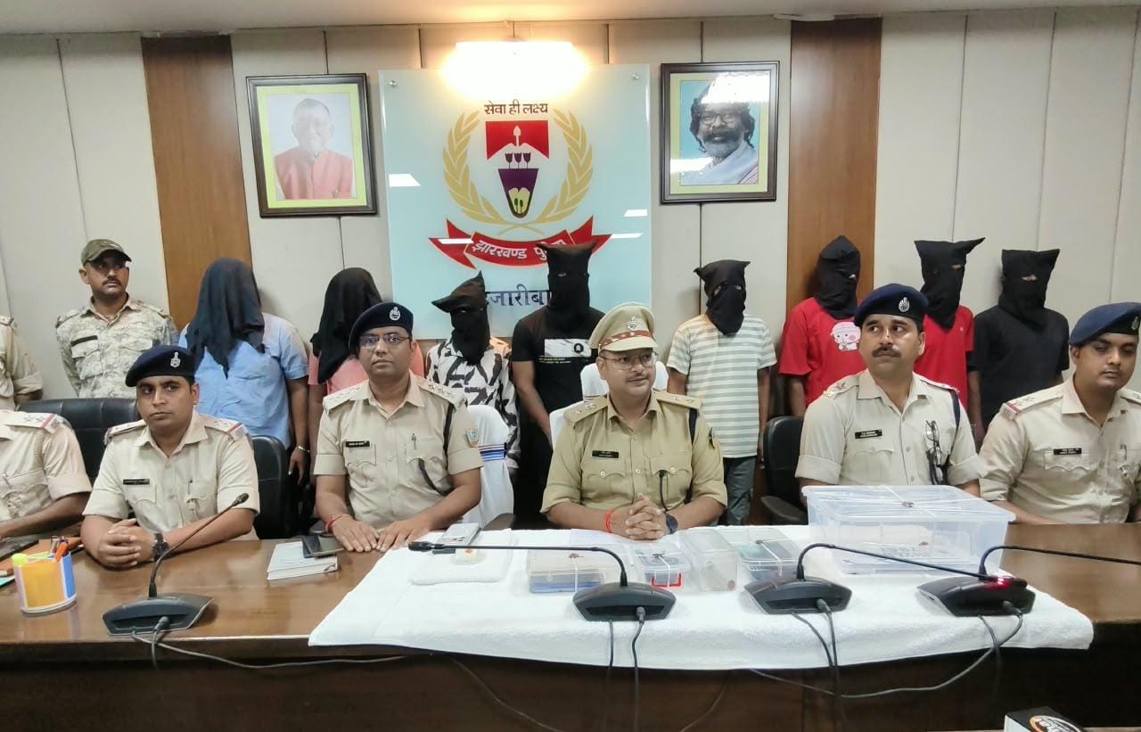 हजारीबाग में कोढ़ा गैंग पर पुलिस का सर्जिकल स्ट्राइक: कुख्यात अपराधियों सहित 8 गिरफ्तार, 100 से अधिक छिनतई की घटनाओं का पर्दाफाश