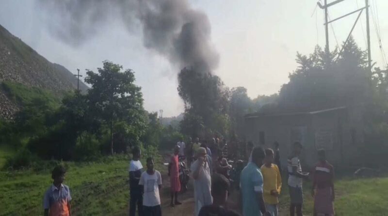 धनबाद में धरती के नीचे धधक रही आग…तेज आवाज के साथ धंसी जमीन, धुआं और उठने लगीं लपटें…