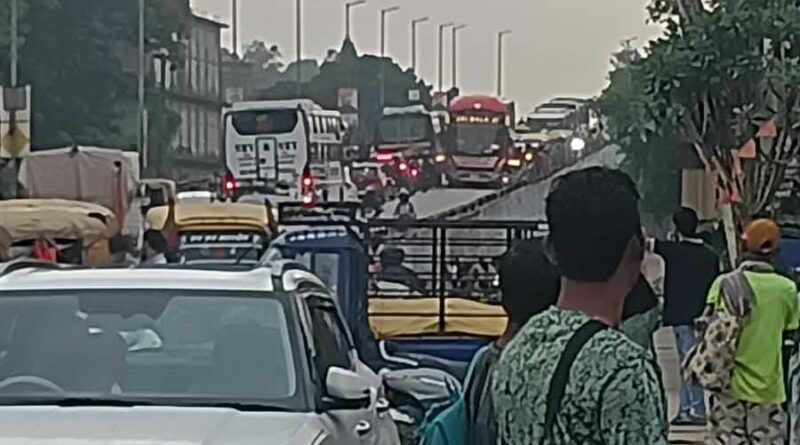 Ranchi:आरा गेट ब्रिज से नाबालिग छात्र-छात्रा ने लगाई छलांग, मचा हड़कंप; देखने के लिए रुके वाहन तो लगा लंबा जाम
