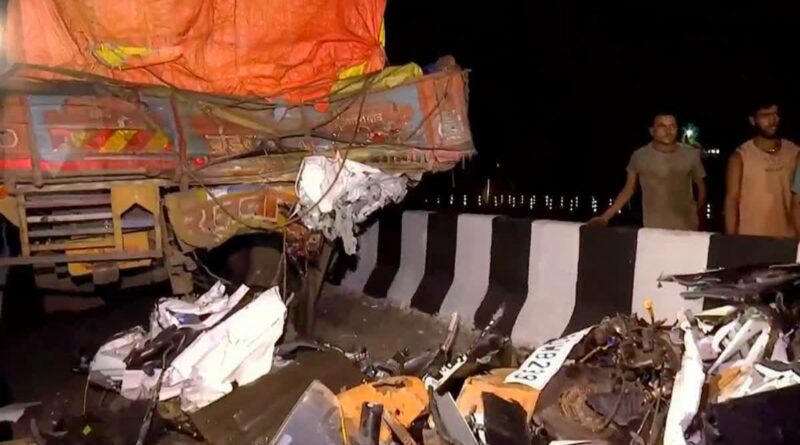 छुट्टियां मनाने केरल पहुंचे थे इंजीनियरिंग छात्र, NH-66 पर मौत ने घेरा: खड़ी लॉरी में जा घुसी कार, 8 युवाओं की दर्दनाक मौत….