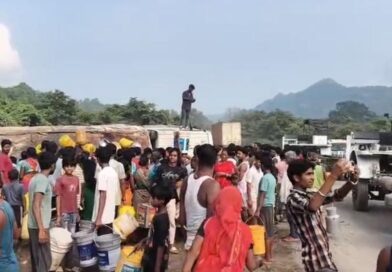 हादसे के बाद तेल लूटने की मची होड़, कंटेनर-ड्रम लेकर मौके पर उमड़ी भीड़