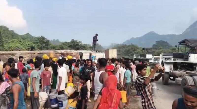 हादसे के बाद तेल लूटने की मची होड़, कंटेनर-ड्रम लेकर मौके पर उमड़ी भीड़