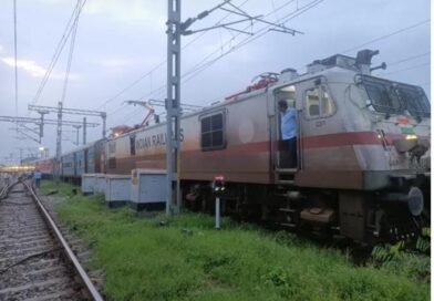 आरा में बड़ा रेल हादसा टला: यार्ड के पास महानंदा एक्सप्रेस के दो कोच पटरी से उतरे, चालक की सतर्कता से बची बड़ी अनहोनी