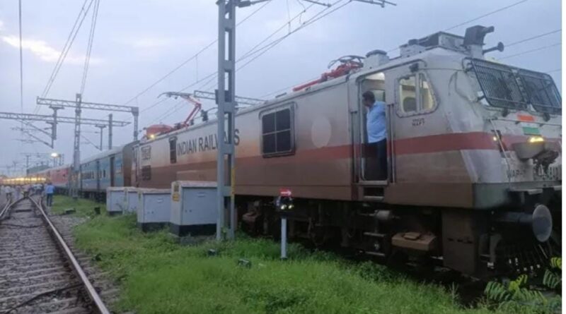 आरा में बड़ा रेल हादसा टला: यार्ड के पास महानंदा एक्सप्रेस के दो कोच पटरी से उतरे, चालक की सतर्कता से बची बड़ी अनहोनी
