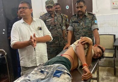मोबाइल पर बात करना पड़ा भारी, पुलिस ने युवक को पीट-पीटकर किया अधमरा, थाना परिसर का वीडियो वायरल