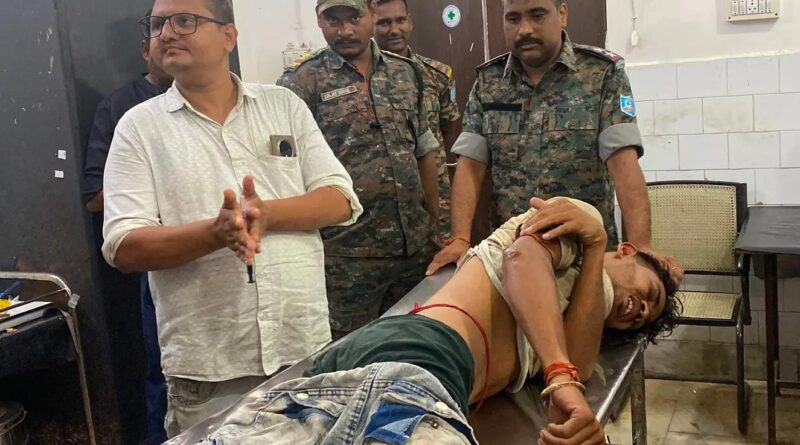 मोबाइल पर बात करना पड़ा भारी, पुलिस ने युवक को पीट-पीटकर किया अधमरा, थाना परिसर का वीडियो वायरल