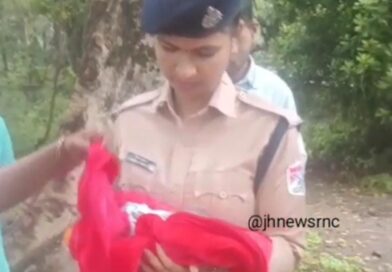 पेड़ के नीचे लावारिस मिली नवजात बच्ची, कुत्तों के झुंड से पहले पहुंची इंसानियत