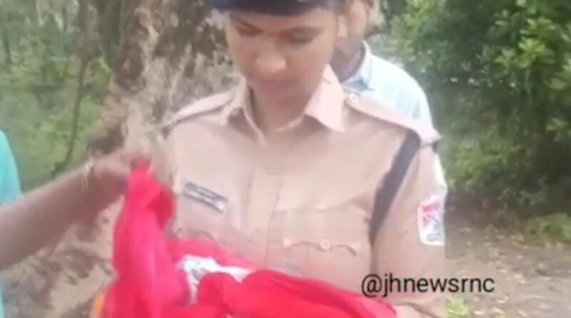 पेड़ के नीचे लावारिस मिली नवजात बच्ची, कुत्तों के झुंड से पहले पहुंची इंसानियत