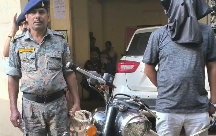 चोरी की बुलेट लेकर घूम रहा था 40 कांडों का कुख्यात अपराधी धीरज,राँची पुलिस ने दबोचा,मास्टर चाबी और लॉक तोड़ने का औजार भी मिला