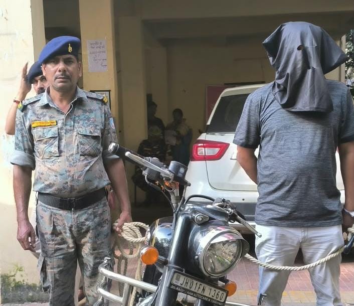 चोरी की बुलेट लेकर घूम रहा था 40 कांडों का कुख्यात अपराधी धीरज,राँची पुलिस ने दबोचा,मास्टर चाबी और लॉक तोड़ने का औजार भी मिला