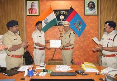 हजारीबाग:मुठभेड़ से लेकर मोबाइल बरामदगी तक बेहतर काम करने वाले पुलिस अधिकारी/पुलिसकर्मी सम्मानित
