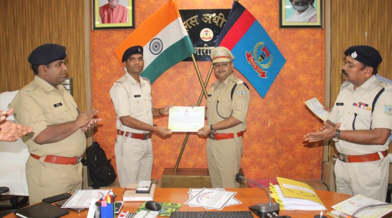 हजारीबाग:मुठभेड़ से लेकर मोबाइल बरामदगी तक बेहतर काम करने वाले पुलिस अधिकारी/पुलिसकर्मी सम्मानित