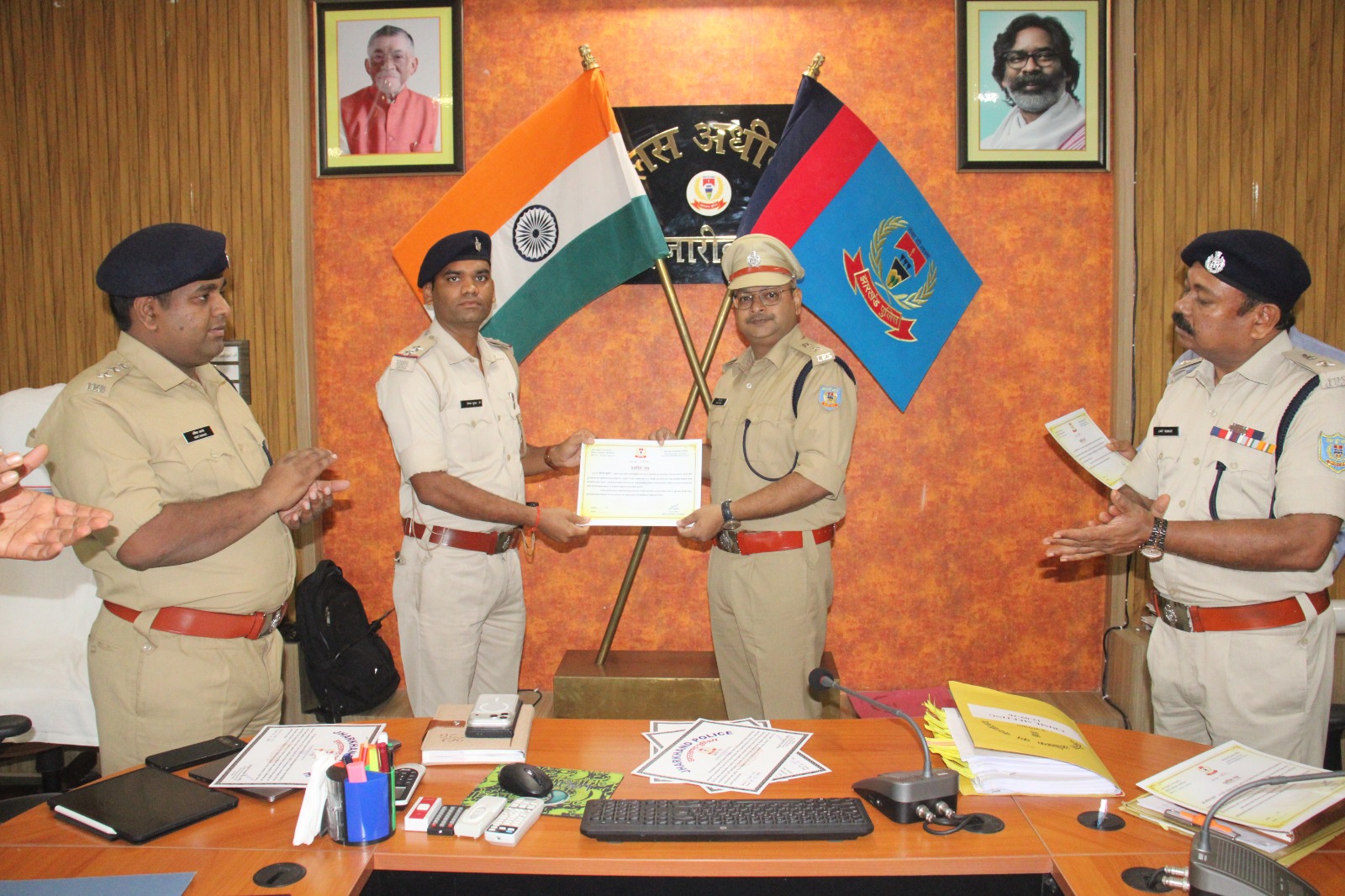 हजारीबाग:मुठभेड़ से लेकर मोबाइल बरामदगी तक बेहतर काम करने वाले पुलिस अधिकारी/पुलिसकर्मी सम्मानित