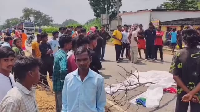 समारोह से लौट रहे दंपती को हाइवा ने मारी जोरदार टक्कर, दोनों की मौत; गुस्साए परिजनों और ग्रामीणों ने सड़क किया जाम